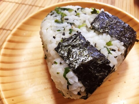 シャキシャキ！冬菜とゴマのおにぎり